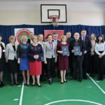 Podpisanie umowy na budowę hali sportowej przy Szkole Podstawowej im. Stefana Żeromskiego w Chmielniku przy ulicy Szkolnej 7 / Marzena Mąkosa / Radio Kielce