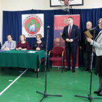 Podpisanie umowy na budowę hali sportowej przy Szkole Podstawowej im. Stefana Żeromskiego w Chmielniku przy ulicy Szkolnej 7 / Marzena Mąkosa / Radio Kielce