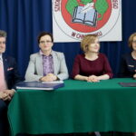 Podpisanie umowy na budowę hali sportowej przy Szkole Podstawowej im. Stefana Żeromskiego w Chmielniku przy ulicy Szkolnej 7. Na zdjęciu (od lewej): Krzysztof Słoń - senator RP, Agata Wojtyszek - wojewoda świętokrzyski, Anna Krupka - wiceminister Sportu i Turystyki i Maria Zuba - poseł PiS / Marzena Mąkosa / Radio Kielce