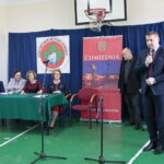 Podpisanie umowy na budowę hali sportowej przy Szkole Podstawowej im. Stefana Żeromskiego w Chmielniku przy ulicy Szkolnej 7. Przemawia Paweł Wójcik - burmistrz Chmielnika / Marzena Mąkosa / Radio Kielce