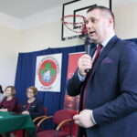 Podpisanie umowy na budowę hali sportowej przy Szkole Podstawowej im. Stefana Żeromskiego w Chmielniku przy ulicy Szkolnej 7. Przemawia Paweł Wójcik - burmistrz Chmielnika / Marzena Mąkosa / Radio Kielce