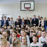 Podpisanie umowy na budowę hali sportowej przy Szkole Podstawowej im. Stefana Żeromskiego w Chmielniku przy ulicy Szkolnej 7 / Marzena Mąkosa / Radio Kielce