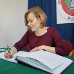 Podpisanie umowy na budowę hali sportowej przy Szkole Podstawowej im. Stefana Żeromskiego w Chmielniku przy ulicy Szkolnej 7. Na zdjęciu Anna Krupka - wiceminister Sportu i Turystyki / Marzena Mąkosa / Radio Kielce