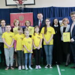 Podpisanie umowy na budowę hali sportowej przy Szkole Podstawowej im. Stefana Żeromskiego w Chmielniku przy ulicy Szkolnej 7 / Marzena Mąkosa / Radio Kielce