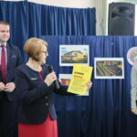 Podpisanie umowy na budowę hali sportowej przy Szkole Podstawowej im. Stefana Żeromskiego w Chmielniku przy ulicy Szkolnej 7. Przemawia Maria Zuba - poseł PiS / Marzena Mąkosa / Radio Kielce