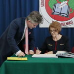 Podpisanie umowy na budowę hali sportowej przy Szkole Podstawowej im. Stefana Żeromskiego w Chmielniku przy ulicy Szkolnej 7. Na zdjęciu Krzysztof Słoń - senator RP i Maria Zuba - poseł PiS / Marzena Mąkosa / Radio Kielce