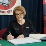 Podpisanie umowy na budowę hali sportowej przy Szkole Podstawowej im. Stefana Żeromskiego w Chmielniku przy ulicy Szkolnej 7. Na zdjęciu Maria Zuba - poseł PiS / Marzena Mąkosa / Radio Kielce