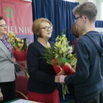 Podpisanie umowy na budowę hali sportowej przy Szkole Podstawowej im. Stefana Żeromskiego w Chmielniku przy ulicy Szkolnej 7. Na zdjęciu Agata Wojtyszek - wojewoda świętokrzyski i Maria Zuba - poseł PiS / Marzena Mąkosa / Radio Kielce