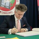 Podpisanie umowy na budowę hali sportowej przy Szkole Podstawowej im. Stefana Żeromskiego w Chmielniku przy ulicy Szkolnej 7. Na zdjęciu Krzysztof Słoń - senator RP / Marzena Mąkosa / Radio Kielce