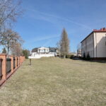 Podpisanie umowy na budowę hali sportowej przy Szkole Podstawowej im. Stefana Żeromskiego w Chmielniku przy ulicy Szkolnej 7. Miejsce gdzie ma powstać hala sportowa / Marzena Mąkosa / Radio Kielce