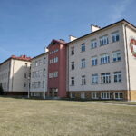 Szkoła Podstawowa im. Stefana Żeromskiego w Chmielniku przy ulicy Szkolnej 7 / Marzena Mąkosa / Radio Kielce