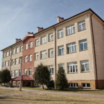 Szkoła Podstawowa im. Stefana Żeromskiego w Chmielniku przy ulicy Szkolnej 7 / Marzena Mąkosa / Radio Kielce