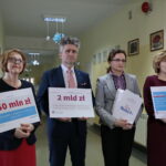 Konferencja prasowa w Środowiskowym Domu Samopomocy. Na zdjęciu (od lewej): Maria Zuba - poseł PiS, Krzysztof Słoń - senator RP, Agata Wojtyszek - wojewoda świętokrzyski i Anna Krupka - wiceminister Sportu i Turystyki / Marzena Mąkosa / Radio Kielce