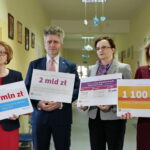 Konferencja prasowa w Środowiskowym Domu Samopomocy. Na zdjęciu (od lewej): Maria Zuba - poseł PiS, Krzysztof Słoń - senator RP, Agata Wojtyszek - wojewoda świętokrzyski i Anna Krupka - wiceminister Sportu i Turystyki / Marzena Mąkosa / Radio Kielce