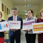 Konferencja prasowa w Środowiskowym Domu Samopomocy. Na zdjęciu (od lewej): Maria Zuba - poseł PiS, Krzysztof Słoń - senator RP, Agata Wojtyszek - wojewoda świętokrzyski i Anna Krupka - wiceminister Sportu i Turystyki / Marzena Mąkosa / Radio Kielce