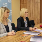 Podpisanie umów na dofinansowanie zadań z RPO. Na zdjęciu (od lewej): Katarzyna Kubicka - dyrektor Departamentu Wdrażania Europejskiego Funduszu Społecznego Urzędu Marszałkowskiego i Renata Janik - wicemarszałek województwa świętokrzyskiego  / Marzena Mąkosa / Radio Kielce