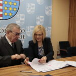 Podpisanie umów na dofinansowanie zadań z RPO. Na zdjęciu (od lewej): Jerzy Wątroba - prezes Zakładu Doskonalenia Zawodowego w Kielcach i Renata Janik - wicemarszałek województwa świętokrzyskiego / Marzena Mąkosa / Radio Kielce