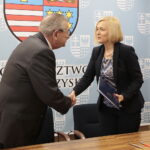 Podpisanie umów na dofinansowanie zadań z RPO. Na zdjęciu (od lewej): Jerzy Wątroba - prezes Zakładu Doskonalenia Zawodowego w Kielcach i Renata Janik - wicemarszałek województwa świętokrzyskiego / Marzena Mąkosa / Radio Kielce