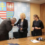 Podpisanie umów na dofinansowanie zadań z RPO. Na zdjęciu (od lewej): Jerzy Wątroba - prezes Zakładu Doskonalenia Zawodowego w Kielcach i Renata Janik - wicemarszałek województwa świętokrzyskiego / Marzena Mąkosa / Radio Kielce