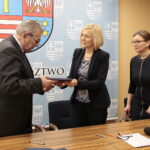 Podpisanie umów na dofinansowanie zadań z RPO. Na zdjęciu (od lewej): Jerzy Wątroba - prezes Zakładu Doskonalenia Zawodowego w Kielcach i Renata Janik - wicemarszałek województwa świętokrzyskiego / Marzena Mąkosa / Radio Kielce
