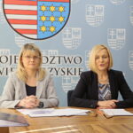 Podpisanie umów na dofinansowanie zadań z RPO. Na zdjęciu (od lewej): Katarzyna Kubicka - dyrektor Departamentu Wdrażania Europejskiego Funduszu Społecznego Urzędu Marszałkowskiego i Renata Janik - wicemarszałek województwa świętokrzyskiego  / Marzena Mąkosa / Radio Kielce