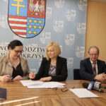 Podpisanie umów na dofinansowanie zadań z RPO. Na zdjęciu (od lewej): Agata Sałata  - dyrektor Gminnego Ośrodka Kultury, Sportu i Turystyki w Rudkach, Renata Janik - wicemarszałek województwa świętokrzyskiego i Andrzej Gąsior - burmistrz Miasta i Gminy Nowa Słupia  / Marzena Mąkosa / Radio Kielce