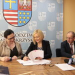 Podpisanie umów na dofinansowanie zadań z RPO. Na zdjęciu (od lewej): Agata Sałata  - dyrektor Gminnego Ośrodka Kultury, Sportu i Turystyki w Rudkach, Renata Janik - wicemarszałek województwa świętokrzyskiego i Andrzej Gąsior - burmistrz Miasta i Gminy Nowa Słupia  / Marzena Mąkosa / Radio Kielce