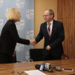 Podpisanie umów na dofinansowanie zadań z RPO. Na zdjęciu (od lewej): Renata Janik - wicemarszałek województwa świętokrzyskiego i Andrzej Gąsior - burmistrz Miasta i Gminy Nowa Słupia  / Marzena Mąkosa / Radio Kielce