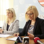 Podpisanie umów na dofinansowanie zadań z RPO. Na zdjęciu (od lewej): Katarzyna Kubicka - dyrektor Departamentu Wdrażania Europejskiego Funduszu Społecznego Urzędu Marszałkowskiego i Renata Janik - wicemarszałek województwa świętokrzyskiego  / Marzena Mąkosa / Radio Kielce