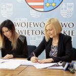 Podpisanie umów na dofinansowanie zadań z RPO. Na zdjęciu (od lewej): Joanna Jędrzejowska - właścicielka firmy realizującej projekt bezpłatnych kursów na instruktora fitness, trenera personalnego i dietetyka i Renata Janik - wicemarszałek województwa świętokrzyskiego  / Marzena Mąkosa / Radio Kielce