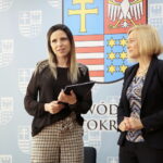 Podpisanie umów na dofinansowanie zadań z RPO. Na zdjęciu (od lewej): Joanna Jędrzejowska - właścicielka firmy realizującej projekt bezpłatnych kursów na instruktora fitness, trenera personalnego i dietetyka i Renata Janik - wicemarszałek województwa świętokrzyskiego  / Marzena Mąkosa / Radio Kielce