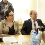 Podpisanie umów na dofinansowanie zadań z RPO. Na zdjęciu Agata Sałata  - dyrektor Gminnego Ośrodka Kultury, Sportu i Turystyki w Rudkach i Andrzej Gąsior - burmistrz Miasta i Gminy Nowa Słupia  / Marzena Mąkosa / Radio Kielce