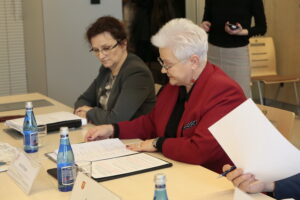 Wojewódzka Rada Dialogu Społecznego. Na zdjęciu (od lewej): Agata Wojtyszek - wojewoda świętokrzyski i Elżbieta Drogosz - przewodnicząca WRDS w Kielcach / Marzena Mąkosa / Radio Kielce
