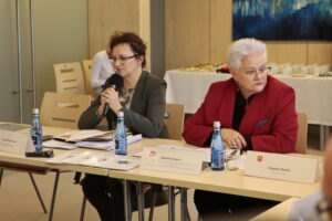 Wojewódzka Rada Dialogu Społecznego. Na zdjęciu (od lewej): Agata Wojtyszek - wojewoda świętokrzyski i Elżbieta Drogosz - przewodnicząca WRDS w Kielcach / Marzena Mąkosa / Radio Kielce