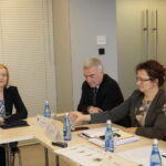 Wojewódzka Rada Dialogu Społecznego. Na zdjęciu (od lewej): Renata Janik - wicemarszałek województwa świętokrzyskiego, Andrzej Bętkowski - marszałek województwa świętokrzyskiego, Agata Wojtyszek - wojewoda świętokrzyski / Marzena Mąkosa / Radio Kielce