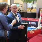 Pokaz tricków bilardowych mistrza świata Bogdana Wołkowskiego / Marzena Mąkosa / Radio Kielce