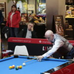 Pokaz tricków bilardowych mistrza świata Bogdana Wołkowskiego / Marzena Mąkosa / Radio Kielce