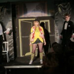 Spektakl Teatru Młodego Aktora działającego przy Centrum Kultury w Jędrzejowie, zatytułowany "Próba, czyli tiki i triki w teatrze" / Marzena Mąkosa / Radio Kielce