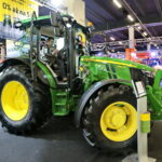 25. Międzynarodowe Targi Techniki Rolniczej AGROTECH, którym towarzyszy 19. Wystawa LAS-EXPO. Ciągnik John Deere 5090R / Marzena Mąkosa / Radio Kielce