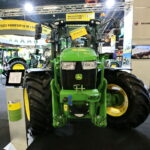 25. Międzynarodowe Targi Techniki Rolniczej AGROTECH, którym towarzyszy 19. Wystawa LAS-EXPO. Ciągnik John Deere 5090R / Marzena Mąkosa / Radio Kielce