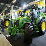 25. Międzynarodowe Targi Techniki Rolniczej AGROTECH, którym towarzyszy 19. Wystawa LAS-EXPO. Ciągnik John Deere 5090R / Marzena Mąkosa / Radio Kielce