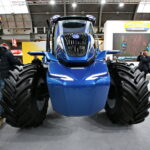 Kielce. 25. Międzynarodowe Targi Techniki Rolniczej AGROTECH. Ciągnik New Holland napędzany metanem / Marzena Mąkosa / Radio Kielce