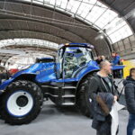 Kielce. 25. Międzynarodowe Targi Techniki Rolniczej AGROTECH. Ciągnik New Holland napędzany metanem / Marzena Mąkosa / Radio Kielce