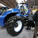 Kielce. 25. Międzynarodowe Targi Techniki Rolniczej AGROTECH. Ciągnik New Holland napędzany metanem / Marzena Mąkosa / Radio Kielce
