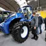 Kielce. 25. Międzynarodowe Targi Techniki Rolniczej AGROTECH. Ciągnik New Holland napędzany metanem / Marzena Mąkosa / Radio Kielce