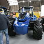 Kielce. 25. Międzynarodowe Targi Techniki Rolniczej AGROTECH. Ciągnik New Holland napędzany metanem / Marzena Mąkosa / Radio Kielce
