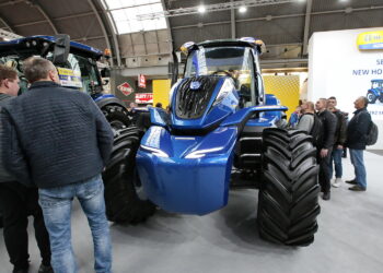 Kielce. 25. Międzynarodowe Targi Techniki Rolniczej AGROTECH. Ciągnik New Holland napędzany metanem / Marzena Mąkosa / Radio Kielce