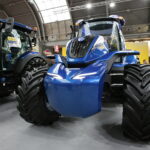 Kielce. 25. Międzynarodowe Targi Techniki Rolniczej AGROTECH. Ciągnik New Holland napędzany metanem / Marzena Mąkosa / Radio Kielce