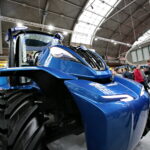 Kielce. 25. Międzynarodowe Targi Techniki Rolniczej AGROTECH. Ciągnik New Holland napędzany metanem / Marzena Mąkosa / Radio Kielce