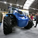 Kielce. 25. Międzynarodowe Targi Techniki Rolniczej AGROTECH. Ciągnik New Holland napędzany metanem / Marzena Mąkosa / Radio Kielce